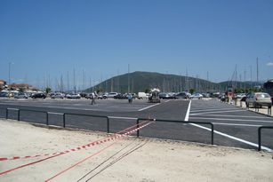 LEFKAS parking pres de la marina apres des annees enfin en cours de finition 